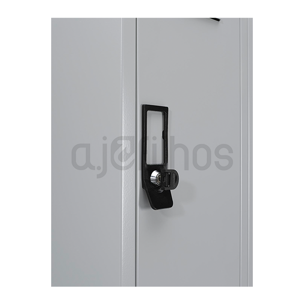 Vestiário Simples em chapa de aço, 1 porta, prateleira e varão para cabide, rasgos de ventilação e fechadura com 2 chaves, detalhe fechadura