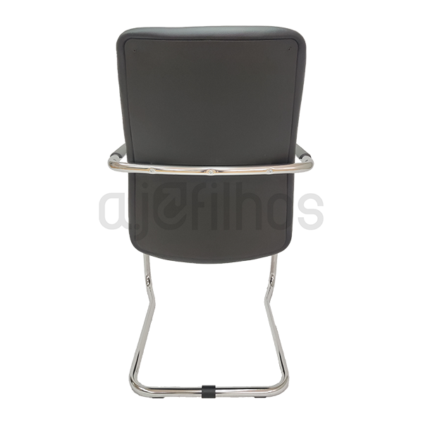Cadeira com base em trenó, estrutura cromada, assento e costa em napa preta