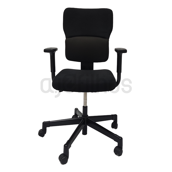Cadeira giratória com rodas usada, estrutura e tecido em preto, com apoio de braços, confortável e ergonómica