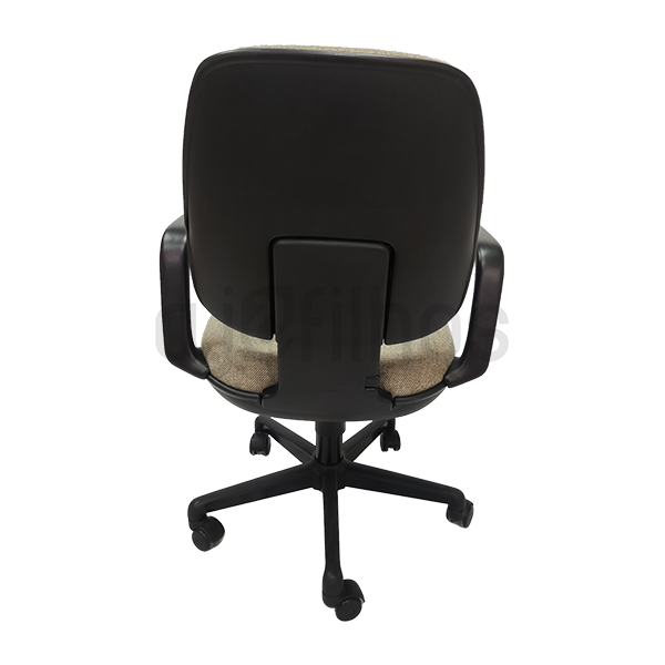 Cadeira giratória Usada, com rodas e braços, estrutura em plástico preto e tecido castanho