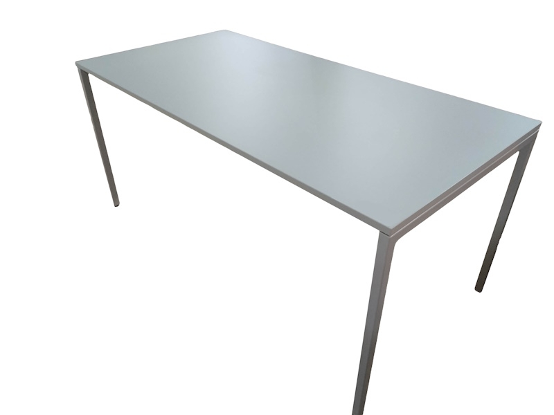 Mesa de refeitório com estrutura metálica reforçada e tampo em melamina