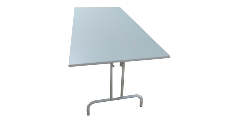 Mesa articulada com pés rebatíveis, estrutura em metal pintado a branco e tampo em melamina branca